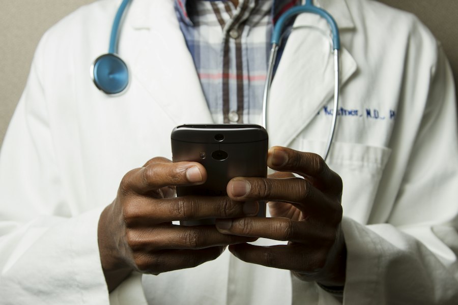 Muayeneler arasında telefon kullanan doktor